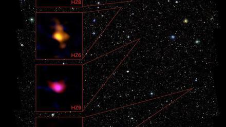 Chemische Evolution. Die Abbildung zeigt junge Galaxien, rund eine Milliarde Jahre nach dem Urknall. Das Leuchten stammt von ionisiertem Kohlenstoff, der sich im interstellaren Raum zwischen den Sternen befindet. Wenige Jahrmilliarden später gibt es bereits wesentlich mehr schwere Elemente, zeigen etwas ältere Galaxien. Sie verweisen auf eine rasche Entwicklung. 