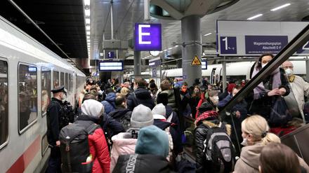 Frauen, Kinder und Jugendliche mit Rucksäcken drängen sich auf einem Bahnsteig am Berliner Hauptbahnhof.