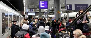 Frauen, Kinder und Jugendliche mit Rucksäcken drängen sich auf einem Bahnsteig am Berliner Hauptbahnhof.
