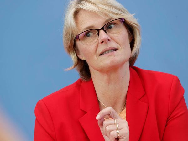 Bundesministerin Anja Karliczek (CDU) schiebt Probleme auf die lange Bank, kritisieren unsere Autor:innen.
