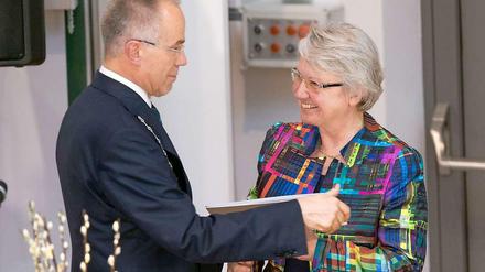 Annette Schavan erhält von Rektor Peter Dominiak die Ehrendoktorwürde der Uni Lübeck.