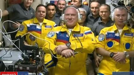 Sorgten auf der Erde für Gesprächsstoff: Die Anzüge der neu auf der ISS tätigen Kosmonauten. 