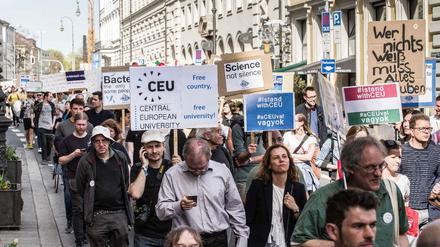Beim March for Science in München am 14. April solidarisieren sich Teilnehmer mit der Central European University.