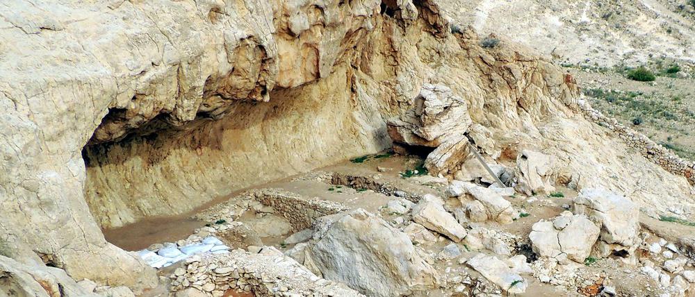 An diesem Felsüberhang am Berg Jebel Faya in den Vereinigten Arabischen Emiraten lebten Steinzeitjäger auch in trockenen Epochen.