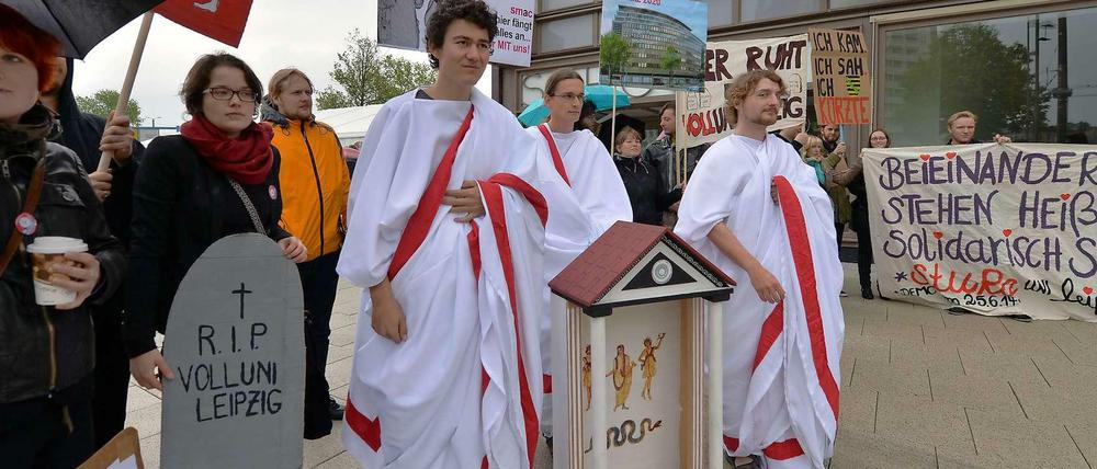 Als Römer verkleidete Studierende gehen in einem Trauermarsch über den Campus.