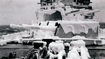 Auf der Nachschubroute nach Russland überzogen so dicken Eispanzer die Schiffe, dass sie zu kentern drohten. 