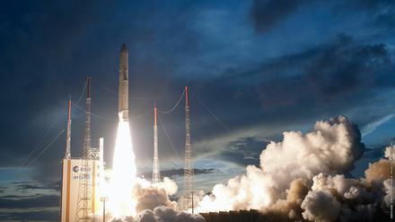 Eine Ariane-5 startet vom europäischen Raumfahrtzentrum Kourou in Französisch Guayana. 