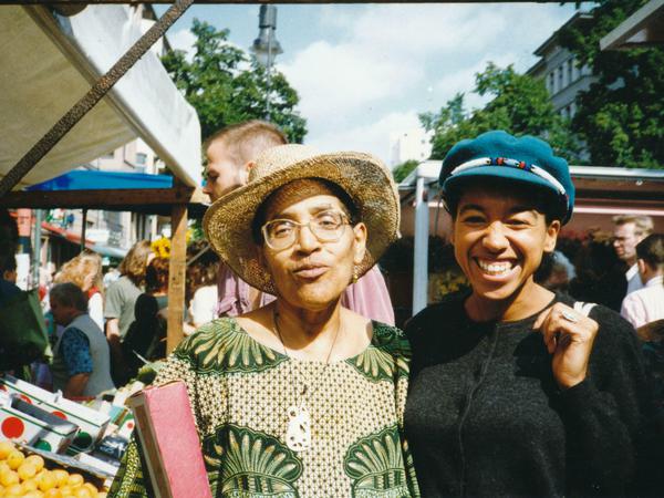 Audre Lorde (links) und May Ayim auf dem Winterfeldplatz in Berlin-Schöneberg, 1992.