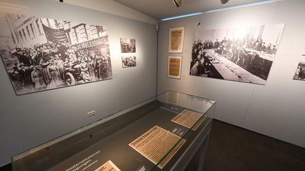 Eine Ausstellung mit Dokumenten und historischen Fotos erinnert im Kieler Schifffahrtsmuseum an den Kieler Matrosenaufstand von 1918.