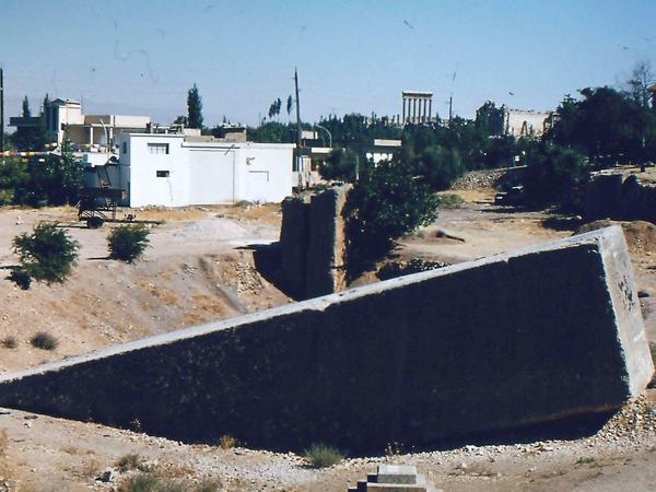 Der „Hajjar al-Hibla“, der „Stein der Schwangeren“, wie er sich 1974 den Touristen darbot, im Hintergrund die sechs Säulen des Jupitertempels, in dessen Basis drei solcher Monolithe verbaut sind.  