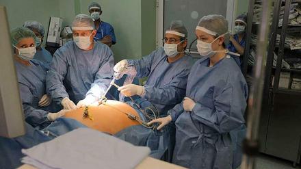 Schlank durch Schlüsselloch-Chirurgie. Operation bei einem stark fettleibigen Patienten an der Uniklinik im polnischen Bialystok.