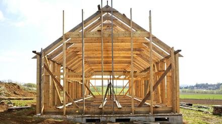 Verglichen mit Stahl oder Beton ist Holz ein sehr klimafreundlicher Baustoff.