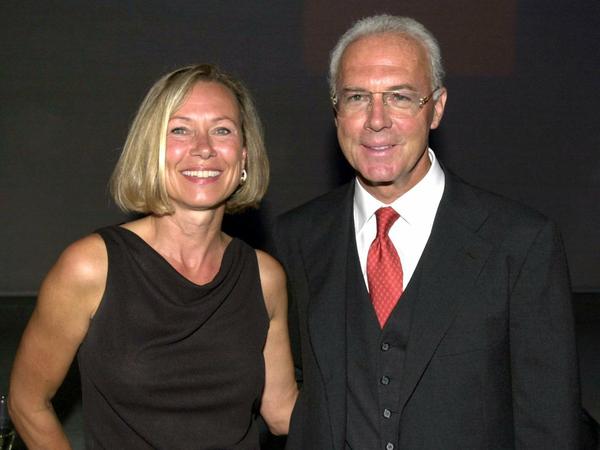 Franz Beckenbauer und seine Frau Sybille auf einem Fest im Kölner Musical Dome im Jahr 2000. 