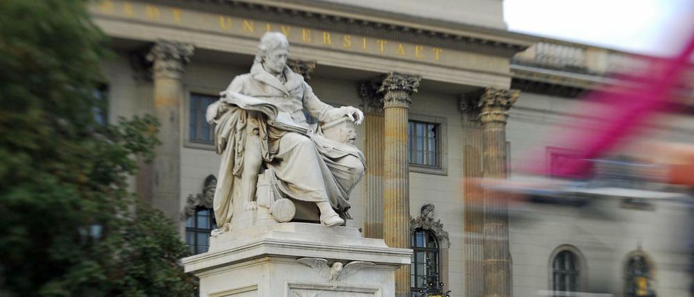 Das Wilhelm von Humboldt-Denkmal vor der Humboldt-Universität.
