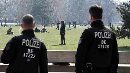 Kontrolle der Einschränkungen: Berliner Polizisten auf Streife
