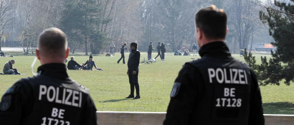 Kontrolle der Einschränkungen: Berliner Polizisten auf Streife