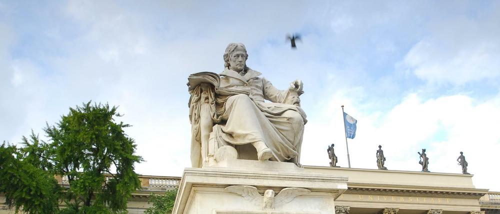 Die Wilhelm von Humboldt-Statue vor dem historischen Hauptgebäude der Universität.