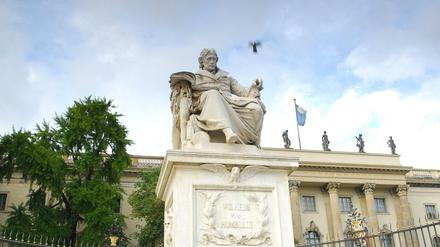Wilhelm von Humboldt-Statue vor dem Hauptgebäude der Humboldt-Universität zu Berlin.
