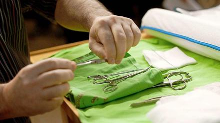 Vorbereitung. Vor einer jüdischen Beschneidungszeremonie für einen acht Tage alten Jungen werden chirurgische Instrumente bereit gelegt.