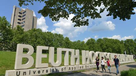 Studierende auf dem Campus der Beuth-Hochschule Berlin.