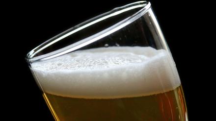 Schaum auf Bier oder Kaffee reduziert die Wahrscheinlichkeit, dass die Flüssigkeit überschwappt. 