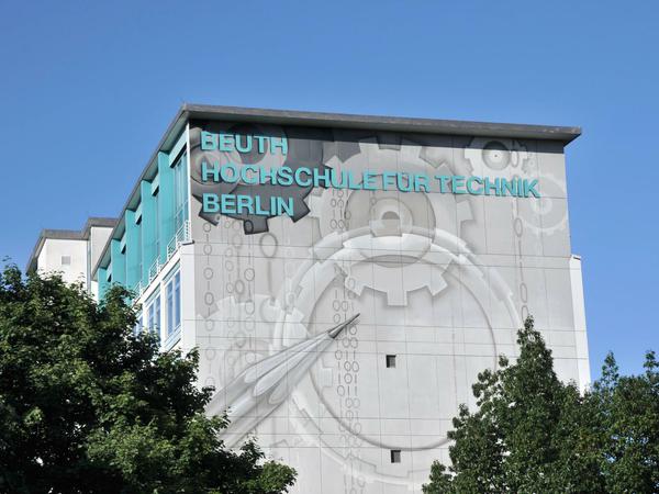 Fassade eines Gebäudes der Beuth-Hochschule mit einer Fassadenmalerei und türkischen Buchstaben.