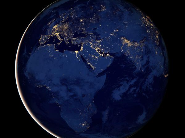 Black Marble. Diese zusammengesetzte Aufnahme veröffentlichte die Nasa am Mittwoch. Sie ist zusammengesetzt aus vielen Satellitenbildern und zeigt die Erde bei Nacht. 