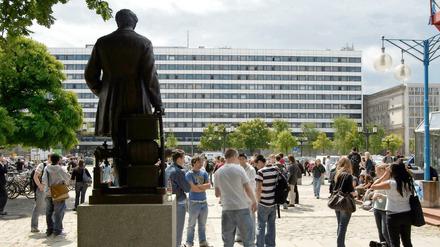 TU, wohin? Blick auf das Hauptgebäude der TU Berlin, im Vordergrund die Siemens-Statue.