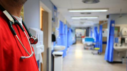 Das Corona-Infektionsrisiko ist in Krankenhäusern vor allem da hoch, wo sich viele Menschen aufhalten.