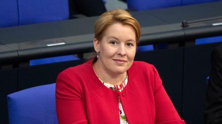 Franziska Giffey (SPD), Bundesministerin für Familie, Senioren, Frauen und Jugend, muss sich gegen Plagiatsvorwürfe wehren. 
