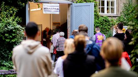 26.09.2021, Berlin: Zahlreiche Wählerinnen und Wähler warten im Stadtteil Prenzlauer Berg in einer langen Schlange vor einem Wahllokal, das in einer Grundschule untergebracht ist. Foto: Hauke-Christian Dittrich/dpa +++ dpa-Bildfunk +++