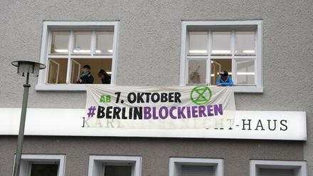 An der Parteizentrale der Linken in Berlin hängt ein Transparent mit der Aufschrift "Ab 7. Oktober Berlin blockieren".