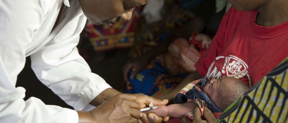 Mit Impfprogrammen, wie hier in einer Gesundheitsstation in Rukogo in Burundi gegen Tuberkulose, lässt sich die Gesundheitssituation in vielen Ländern der Welt verbessern.