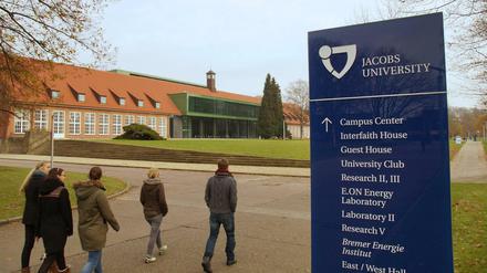 Studierende auf dem Campus der Jacobs University Bremen.