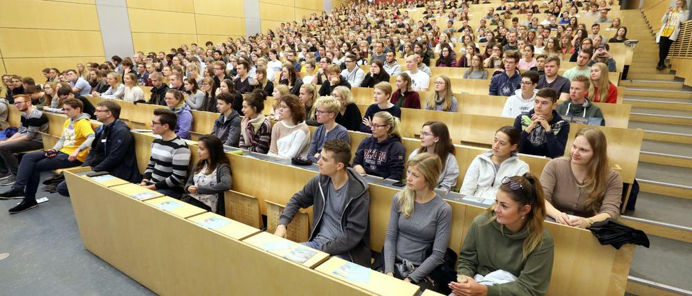 Studierende sitzen beim Campustag der Uni Rostock in einem Hörsaal.