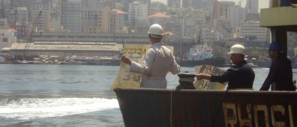 Der Kapitän der "Rhosus", Boris Prokoshev, mit seiner Crew im Hafen von Beirut im Sommer 2014.