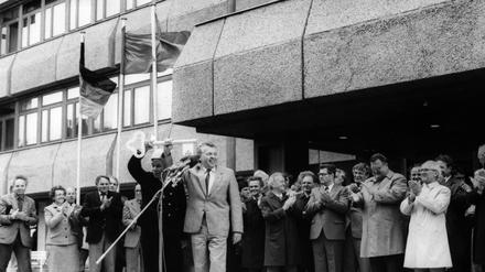 Schlüsselübergabe des Charité-Hochhauses am 14. Juni 1982 mit Hans-Joachim Böhme, dem Minister für Hoch- und Fachhochschulwesen. Am Mikrofon rechts steht Jürgen Großer, der Protektor des Bereichs Medizin der Humboldt-Universität zu Berlin.