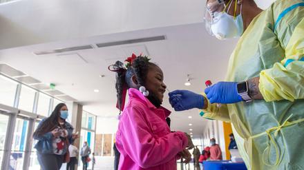 Ein Mädchen wird in New Orleans auf das Corona-Virus getestet.