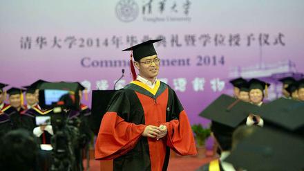 Ein Absolvent der Tsinghua-Universität in Peking spricht vor Kommilitonen.