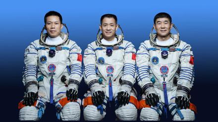 Die Astronauten Nie Haisheng (M), Liu Boming (r) und Tang Hongbo, sind die erste Besatzung der chinesischen Weltraumstation.