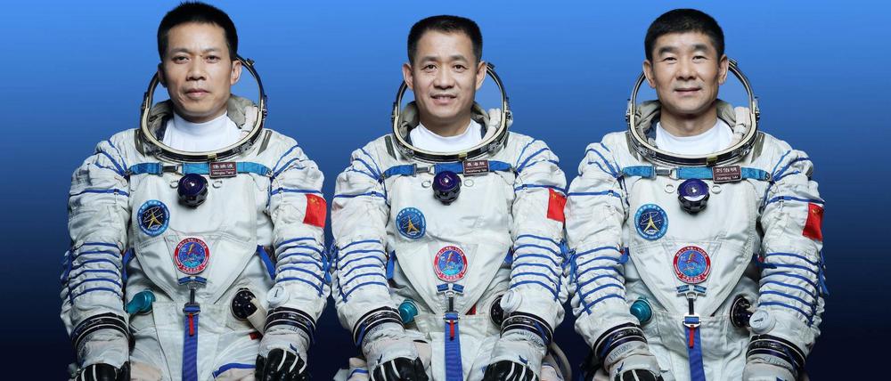 Die Astronauten Nie Haisheng (M), Liu Boming (r) und Tang Hongbo, sind die erste Besatzung der chinesischen Weltraumstation.