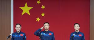 Die chinesischen Astronauten Zhang Lu, Fei Junlong und Deng Qingming (von links)
