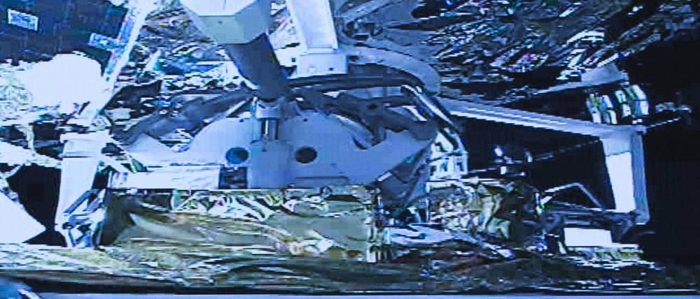 Das Aufstiegsmodul der chinesischen Mond-Sonde „Chang'e 5“ in der Mondumlaufbahn beim Andocken an das Raumschiff.