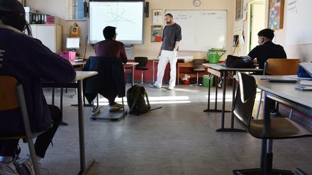 Ein Mathematiklehrer vor Schüler in einer Berliner Sekundarschule.