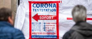 Die Anzahl der täglichen Corona-Tests nimmt ab, die WHO warnt.