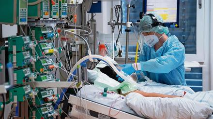 Ein Covid-19-Patient wird auf einer Intensivstation im Uniklinikum Gießen betreut.