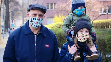 Eine Familie in Berlin ist mit selbstgenähten Schutzmasken unterwegs.