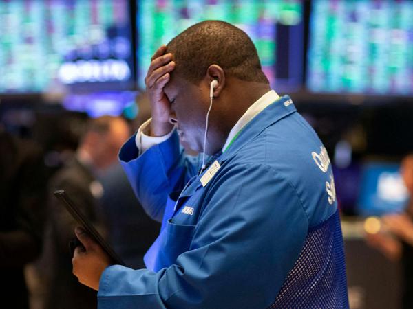 Kurssturz an der Wall Street: Ein Börsenhändler ist entsetzt. 