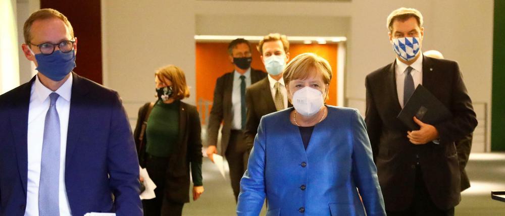 Angela Merkel kommt zu einer Pressekonferenz im Bundeskanzleramt.
