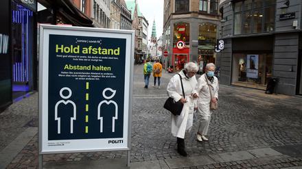 "Abstand halten" steht auf einem Schild in einer Straße in Kopenhagen. 